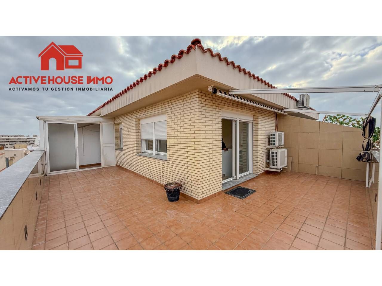 Vista exterior de Dúplex en venda en La Ràpita amb Aire condicionat, Terrassa i Balcó