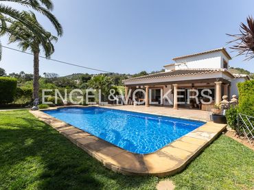 Villa con balcone in vendita a Partides comunes - Adsubia