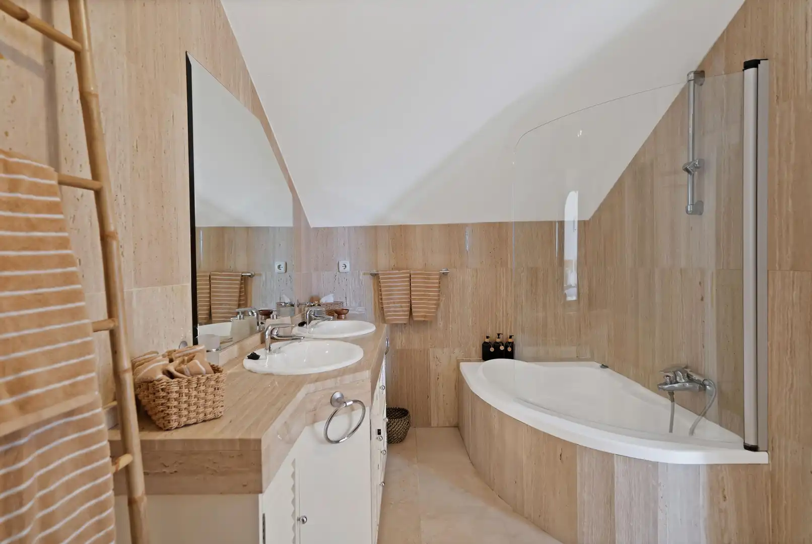 Bany de Apartament de lloguer en Marbella amb Jardí privat, Terrassa i Moblat