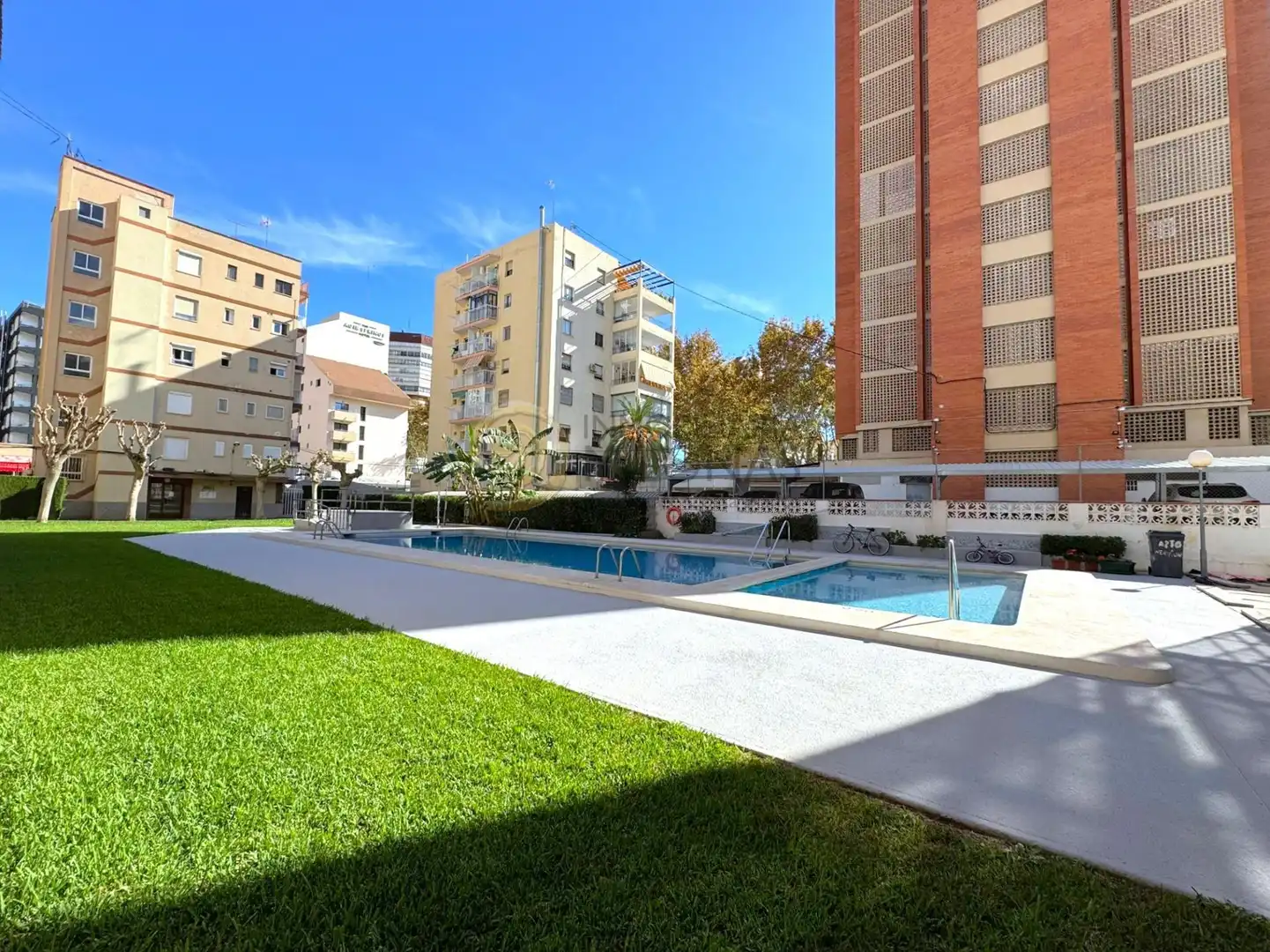 Piscina de Estudio en venta en Benidorm con Aire acondicionado, Jardín privado y Amueblado