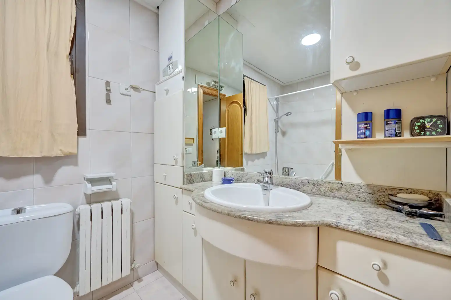 Badezimmer von Wohnung zum Verkauf in  Pamplona / Iruña mit Parkett, Terrasse und Abstellraum