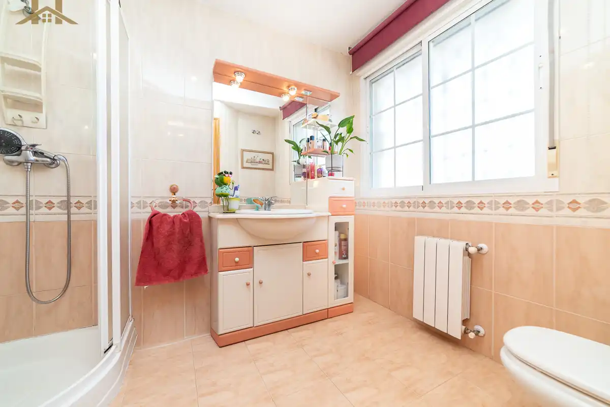 Bany de Casa o xalet en venda en Arroyomolinos (Madrid) amb Aire condicionat, Calefacció i Jardí privat