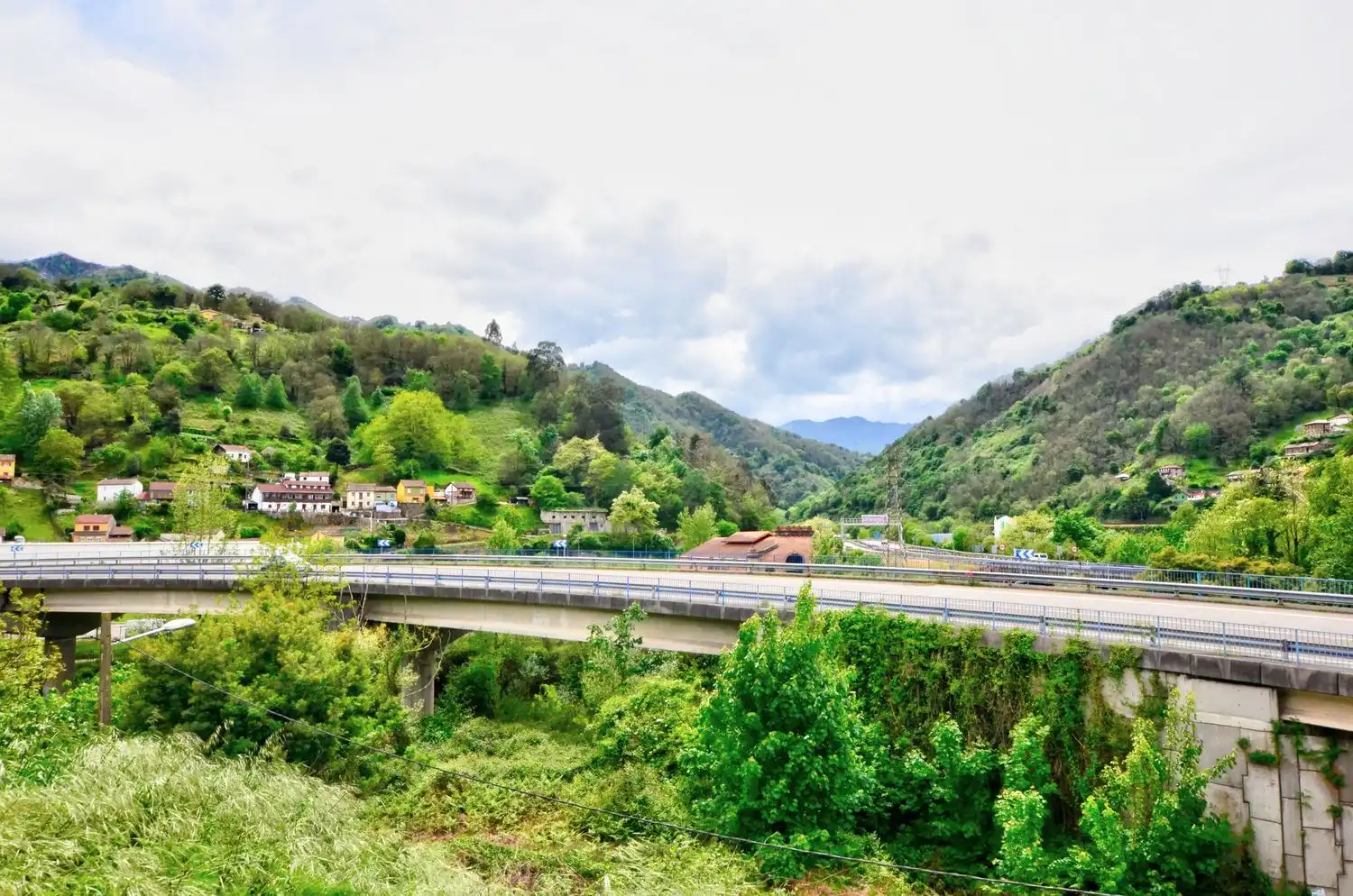 Vista exterior de Casa o chalet en venta en Mieres (Asturias) con Piscina
