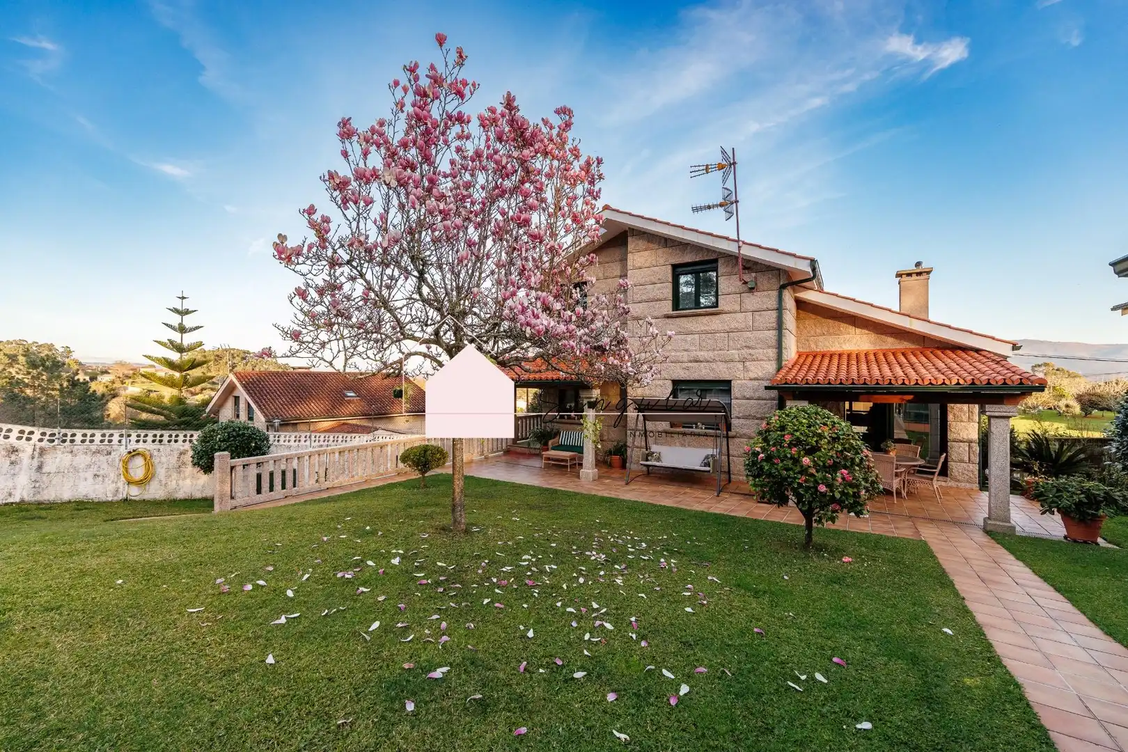 Außenansicht von Haus oder Chalet zum Verkauf in Tui mit Heizung, Abstellraum und Schwimmbad