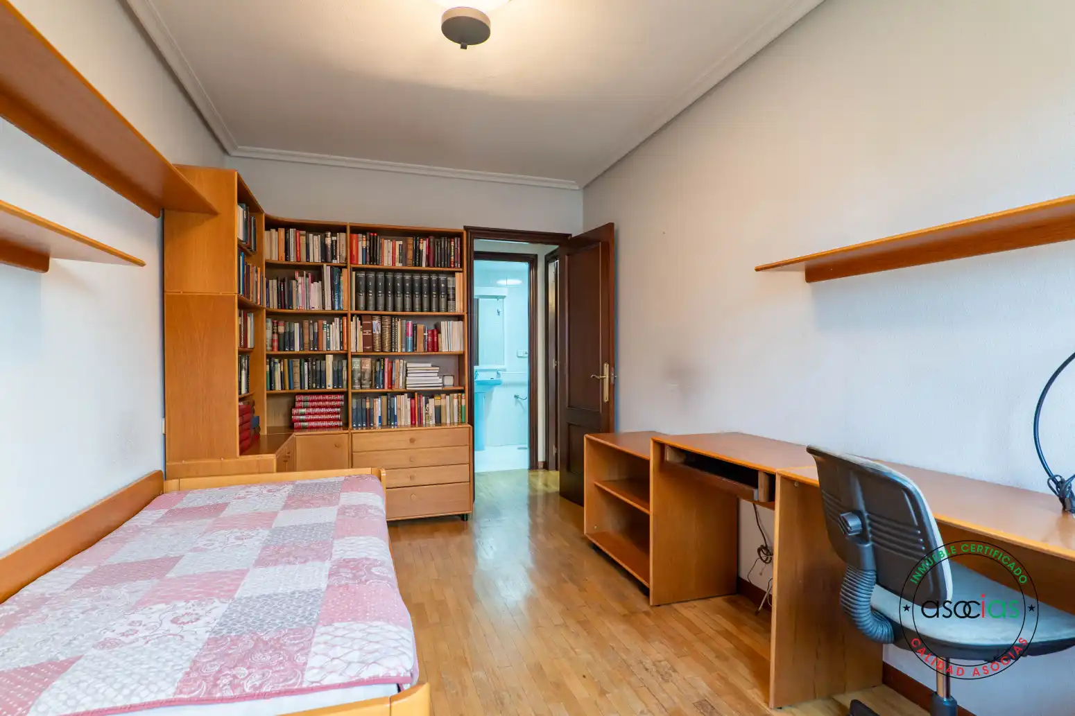 Dormitori de Pis en venda en Oviedo  amb Calefacció, Parquet i Terrassa