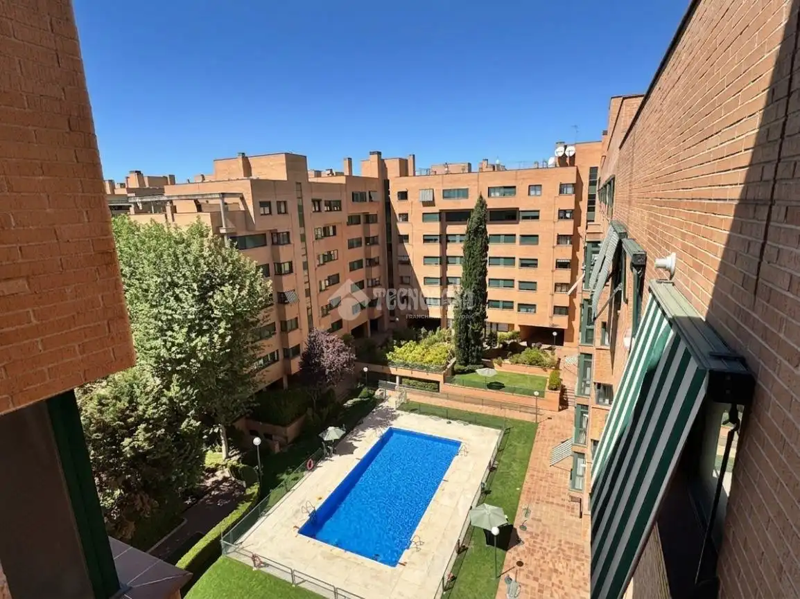 Flat with pool for sale in Barajas
