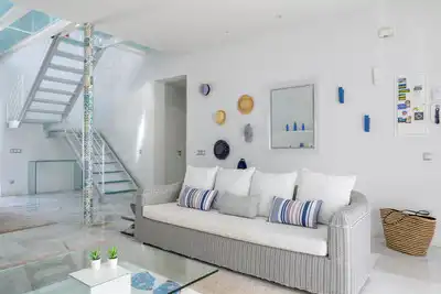 Sala d'estar de Casa o xalet en venda en Marbella amb Aire condicionat, Calefacció i Jardí privat