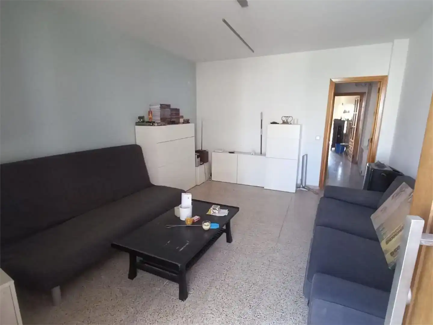 Sala d'estar de Casa adosada en venda en Alarcón amb Moblat i Balcó