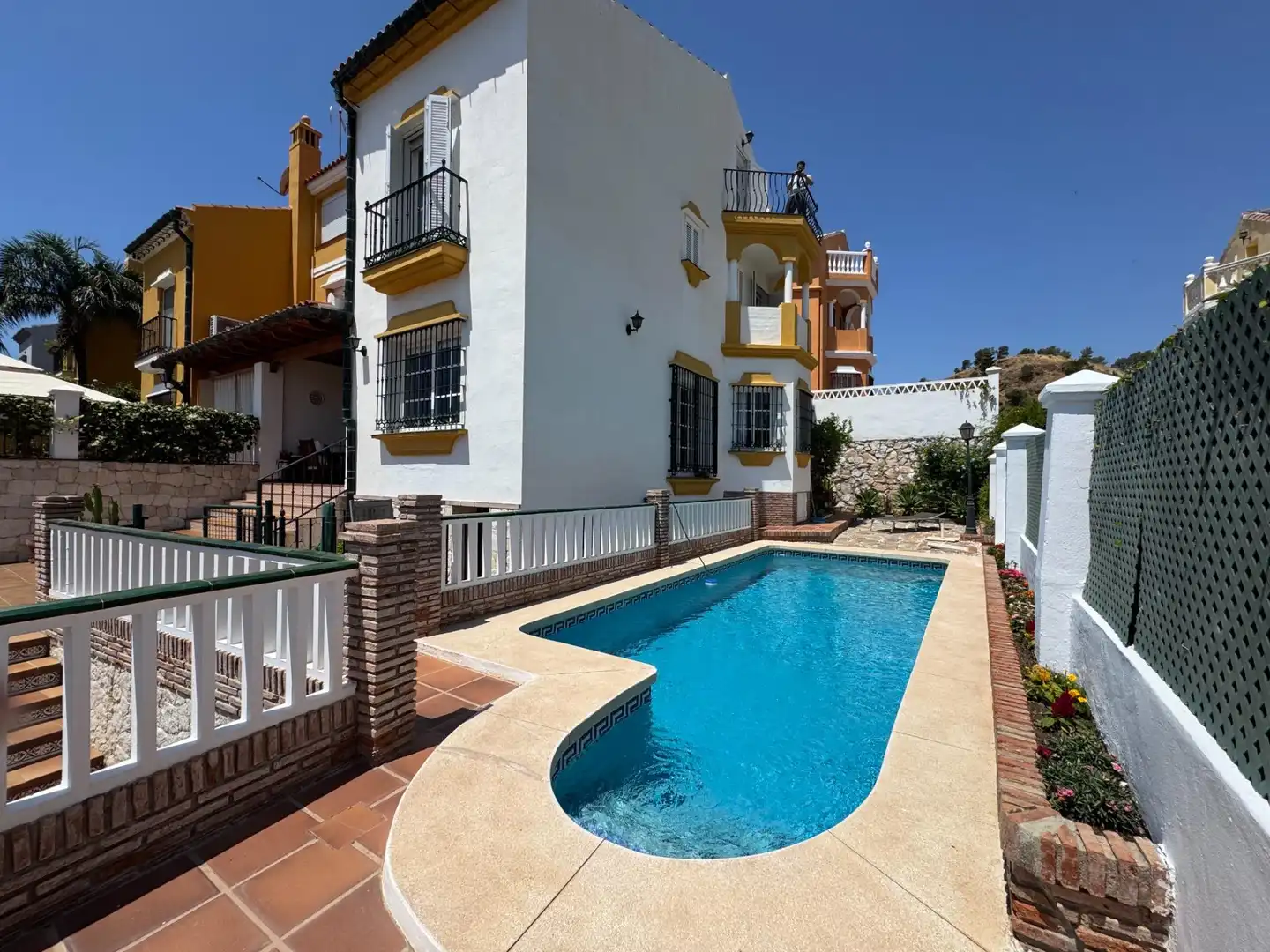 Piscina de Casa adosada en venda en Málaga amb Aire condicionat, Calefacció i Jardí privat