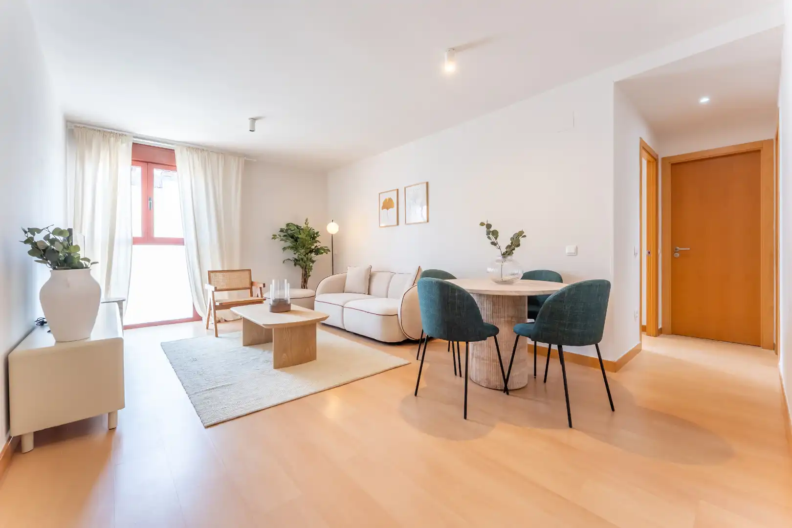 Flat with pool for sale in Calle Enrique Granados 13, imagen 2