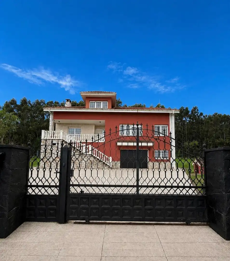 Vista exterior de Casa o xalet en venda en Corvera de Asturias amb Calefacció, Jardí privat i Terrassa
