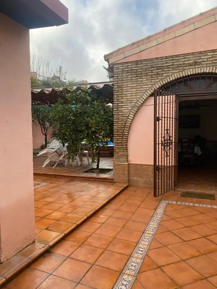 Jardí de Casa o xalet en venda en Dos Hermanas amb Aire condicionat, Jardí privat i Piscina
