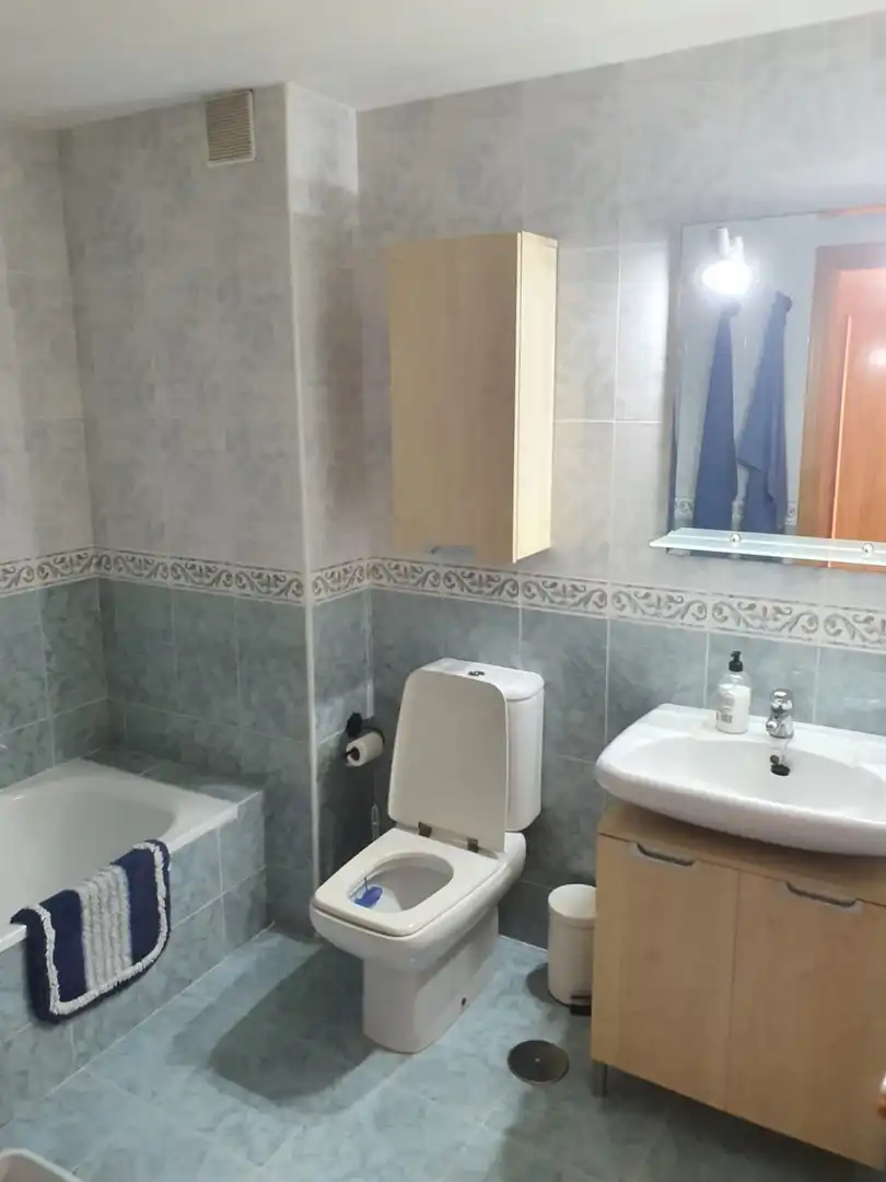 Bany de Apartament de lloguer en Fuengirola amb Aire condicionat, Calefacció i Terrassa