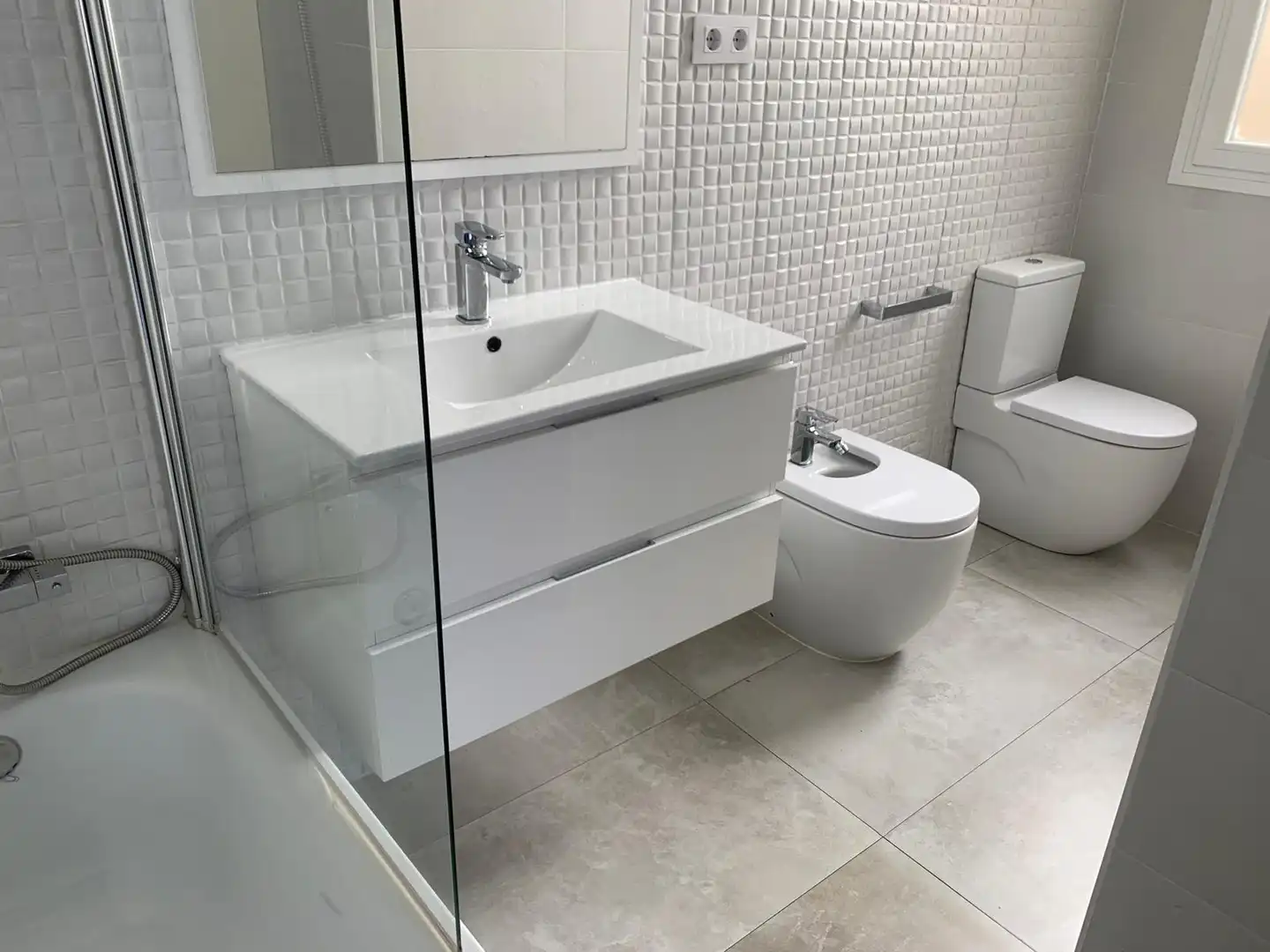 Bathroom of Attic for rent in Madrid  with Air Conditioner, Heating and Parquet flooring
