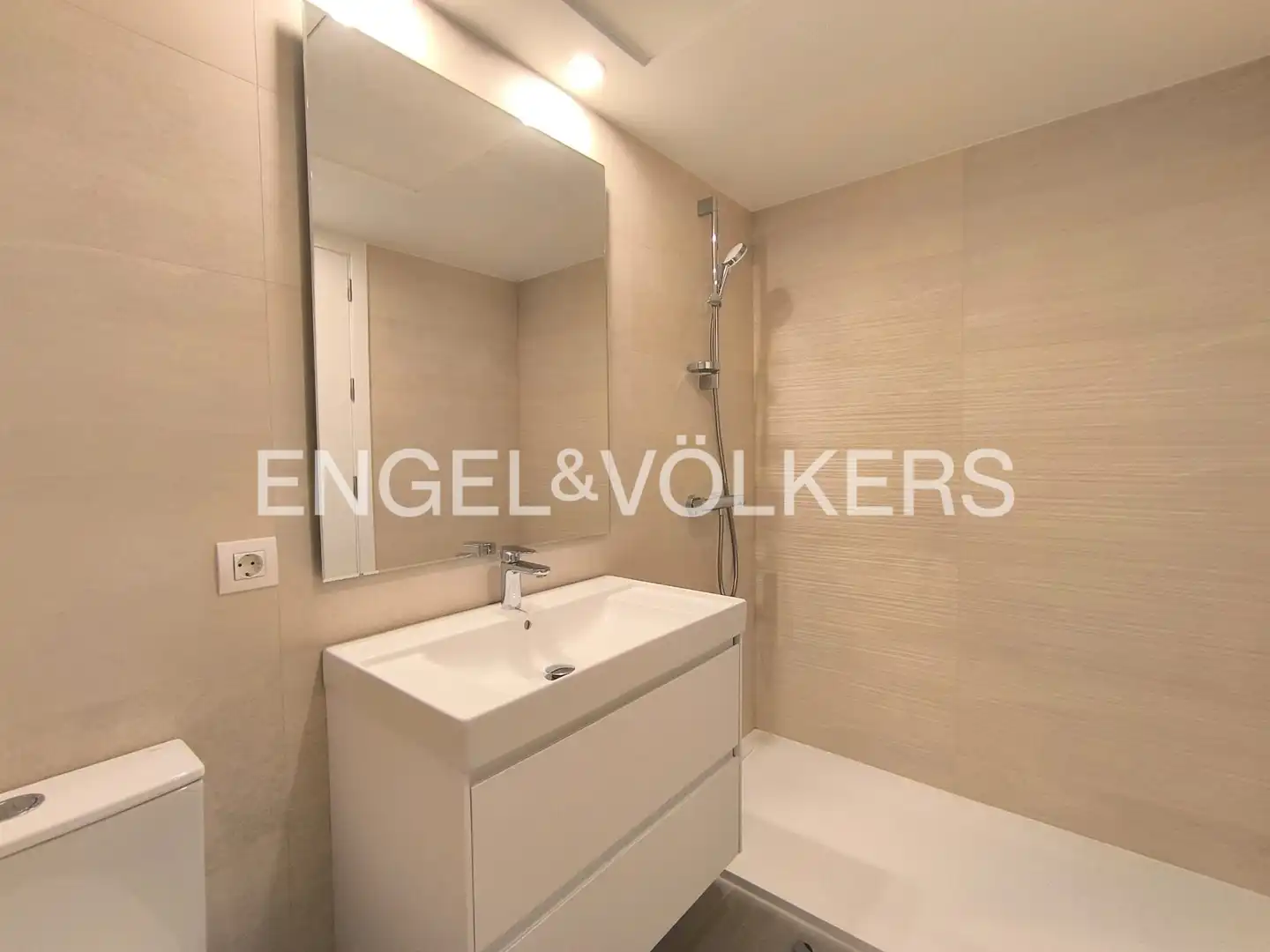Bathroom of Flat for rent in Barcelona  with Air Conditioner, Heating and Terrace