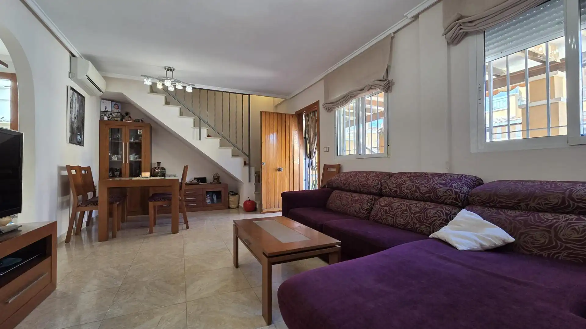 Sala d'estar de Casa adosada en venda en Torrevieja amb Aire condicionat, Jardí privat i Terrassa
