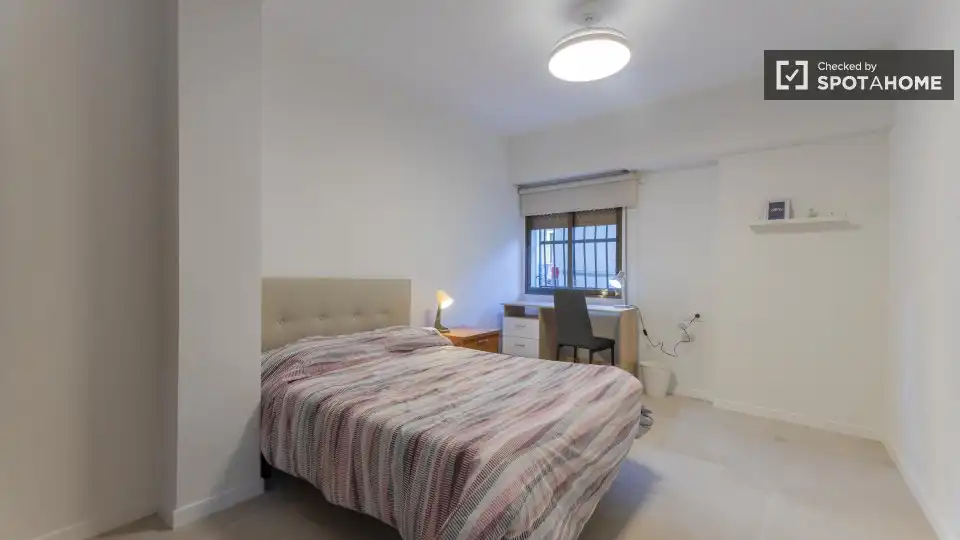 Bedroom of Flat for rent in Burjassot  with Air Conditioner, Heating and Furnished