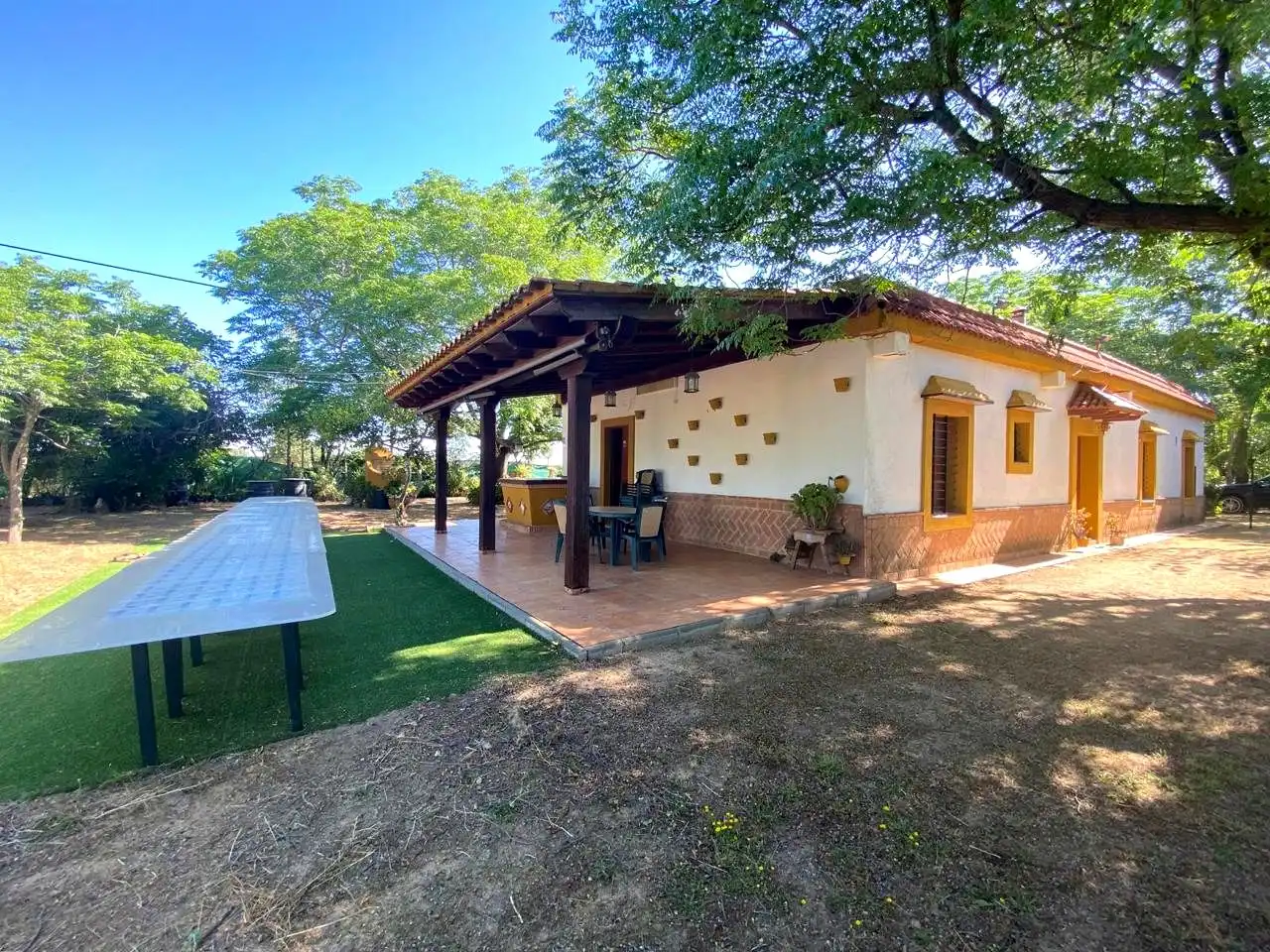 Vista exterior de Casa o xalet en venda en Alcalá de Guadaira amb Jardí privat, Terrassa i Piscina