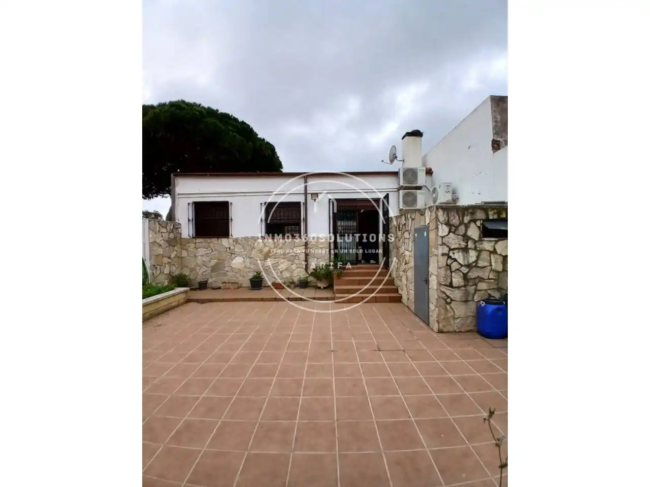 Vista exterior de Casa o xalet en venda en Tarifa amb Aire condicionat, Jardí privat i Terrassa