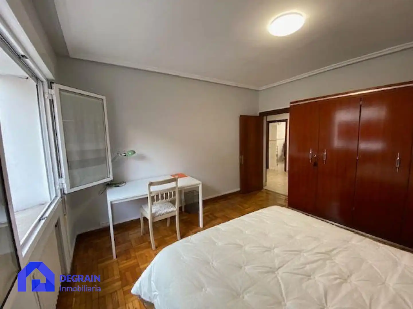 Schlafzimmer von Erdgeschoss zur Miete in Oviedo  mit Abstellraum und Möbliert