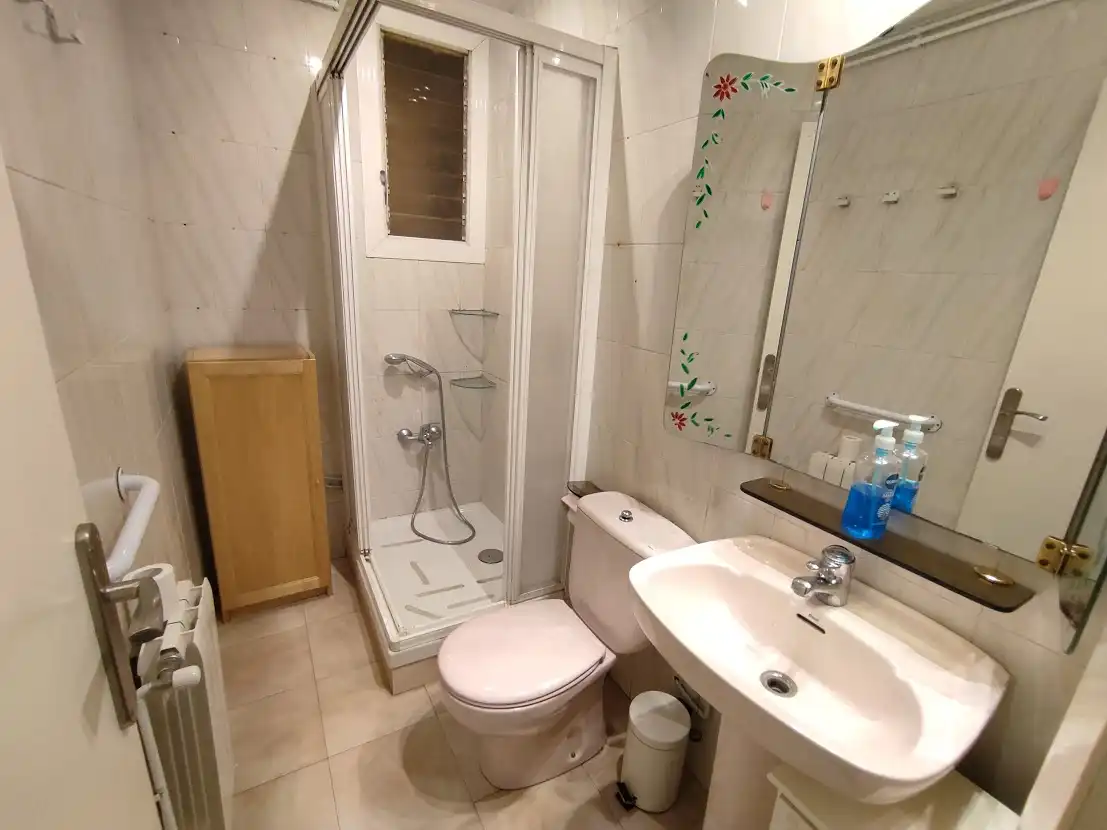 Badezimmer von Wohnung zur Miete in Barcelona mit Klimaanlage, Möbliert und Waschmaschine