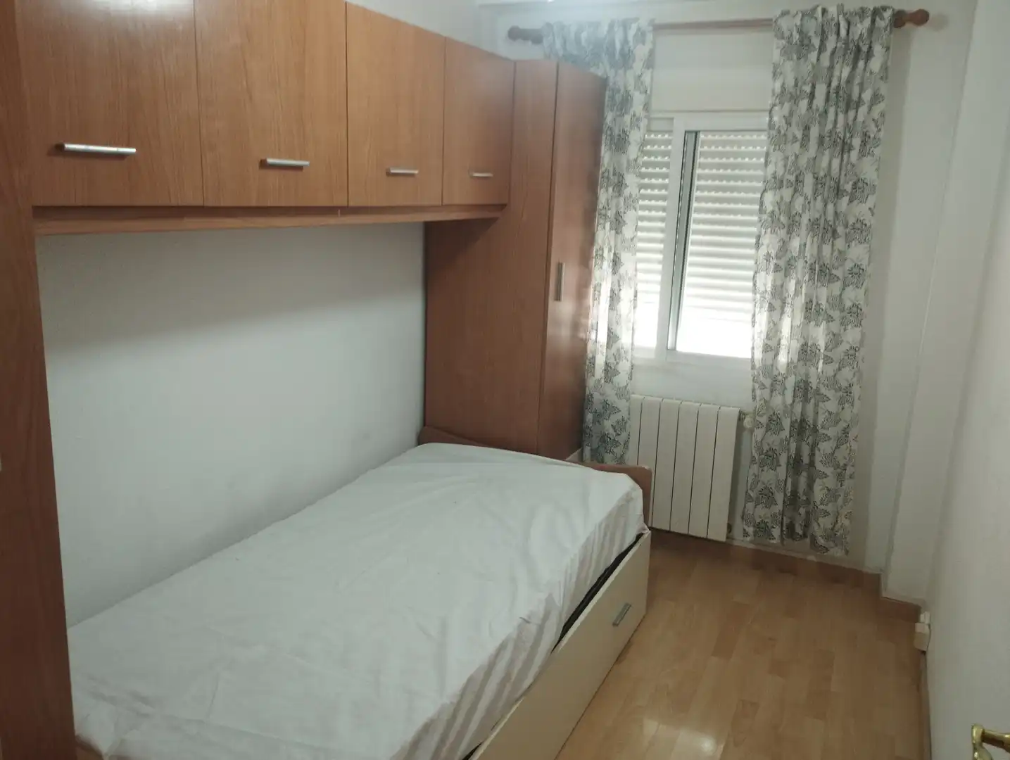 Bedroom of Flat for sale in Zaragoza  with Heating, Parquet flooring and Furnished