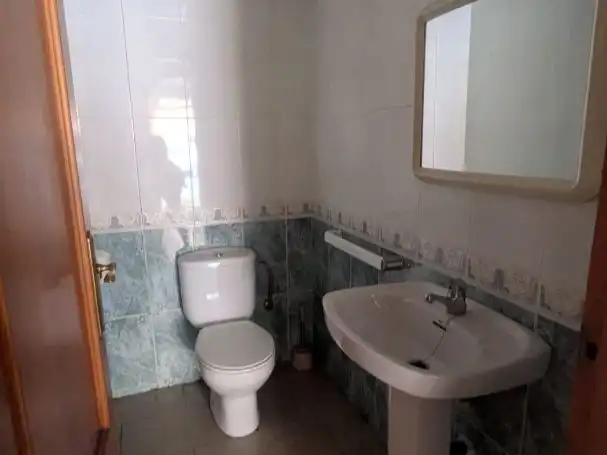 Badezimmer von Geschaftsraum zum Verkauf in Orihuela mit Klimaanlage, Heizung und Möbliert