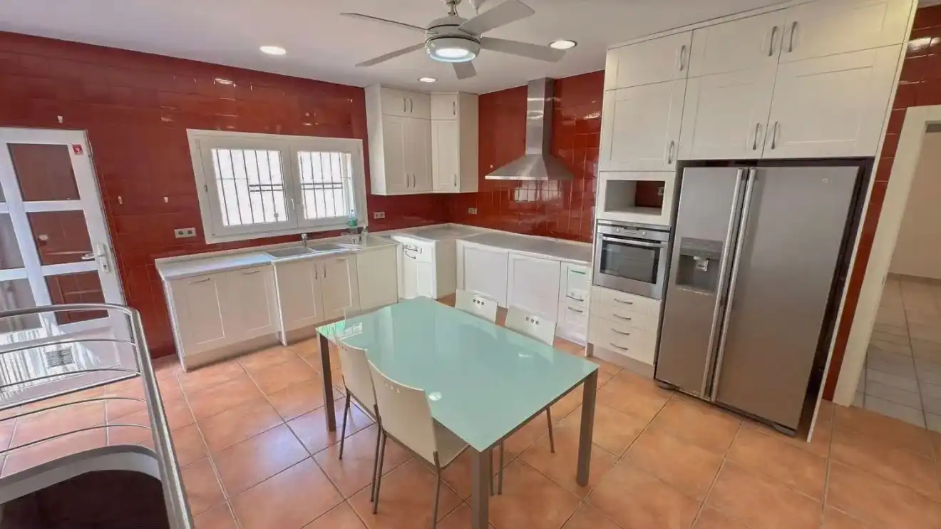 Cuina de Casa o xalet en venda en Alicante / Alacant amb Aire condicionat, Calefacció i Jardí privat