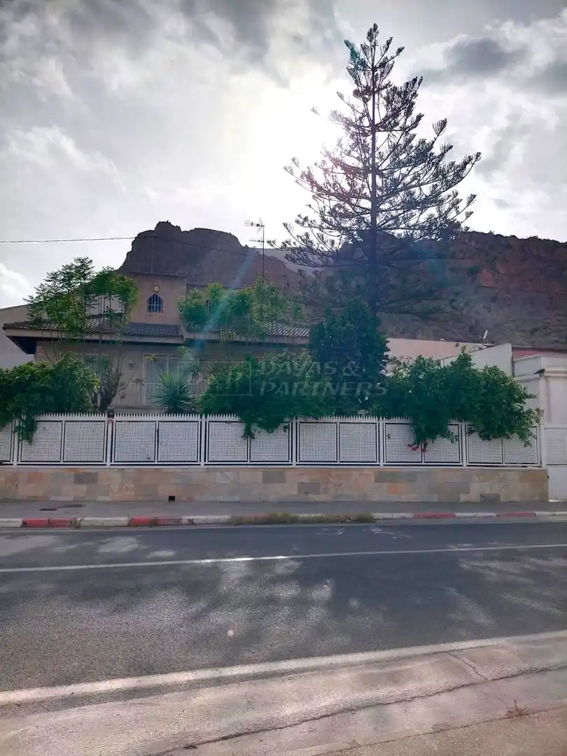 Vista exterior de Casa o xalet en venda en Orihuela amb Jardí privat, Terrassa i Traster
