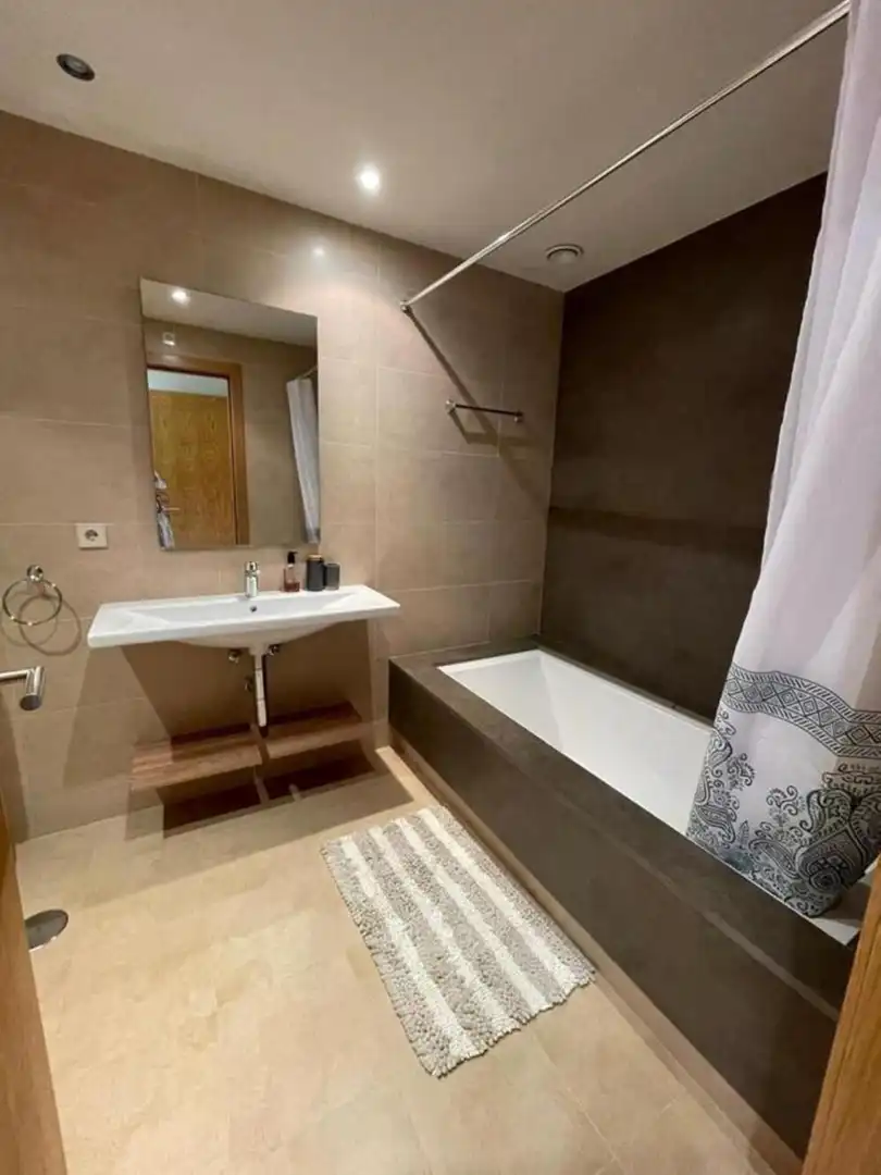 Badezimmer von Erdgeschoss zur Miete in Estepona mit Klimaanlage, Terrasse und Schwimmbad