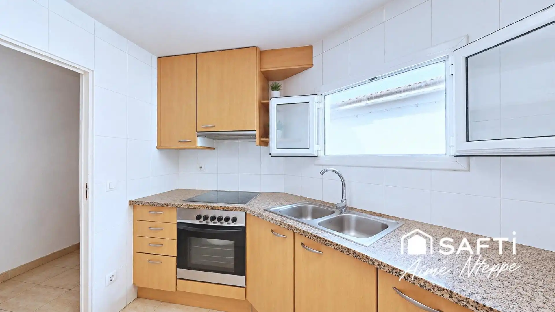 Kitchen of Flat for sale in Girona  with Heating, Furnished and Balcony