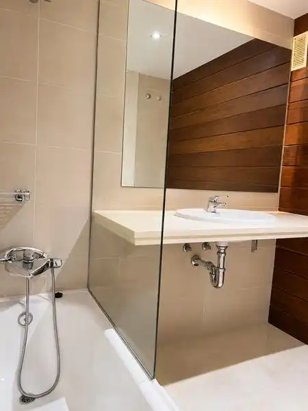 Badezimmer von Wohnung zum Verkauf in Manilva mit Klimaanlage, Heizung und Privatgarten