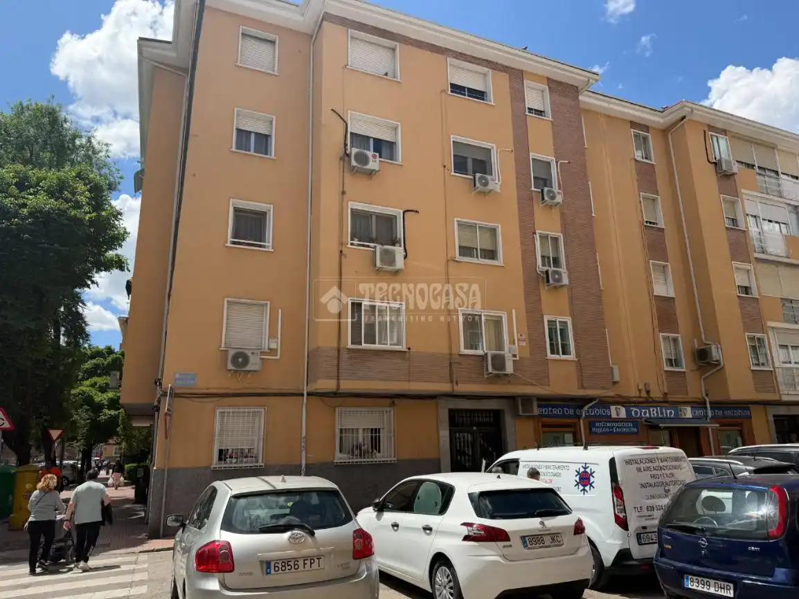 Vista exterior de Piso en venta en Alcalá de Henares