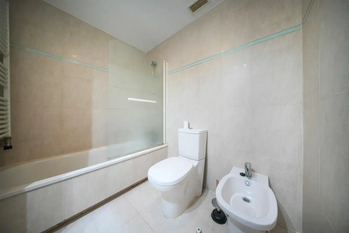 Bathroom of Flat for rent in Madrid  with Air Conditioner, Heating and Terrace