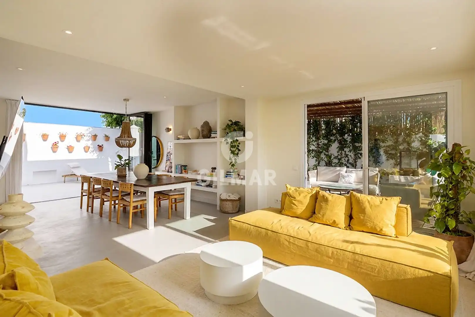 Sala d'estar de Casa adosada en venda en Marbella amb Calefacció, Jardí privat i Piscina