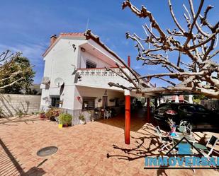 Vista exterior de Casa o xalet en venda en Pastriz amb Aire condicionat, Terrassa i Piscina