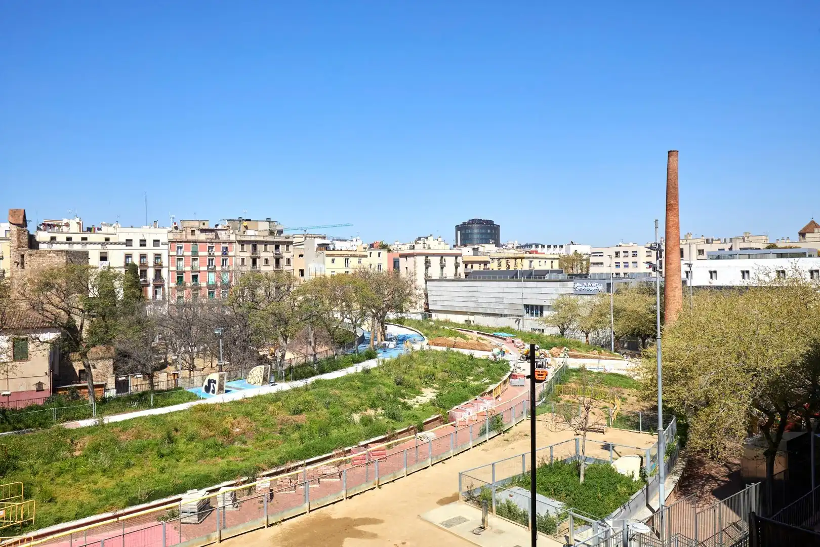Vista exterior de Piso en venta en Barcelona con Balcón y Alarma