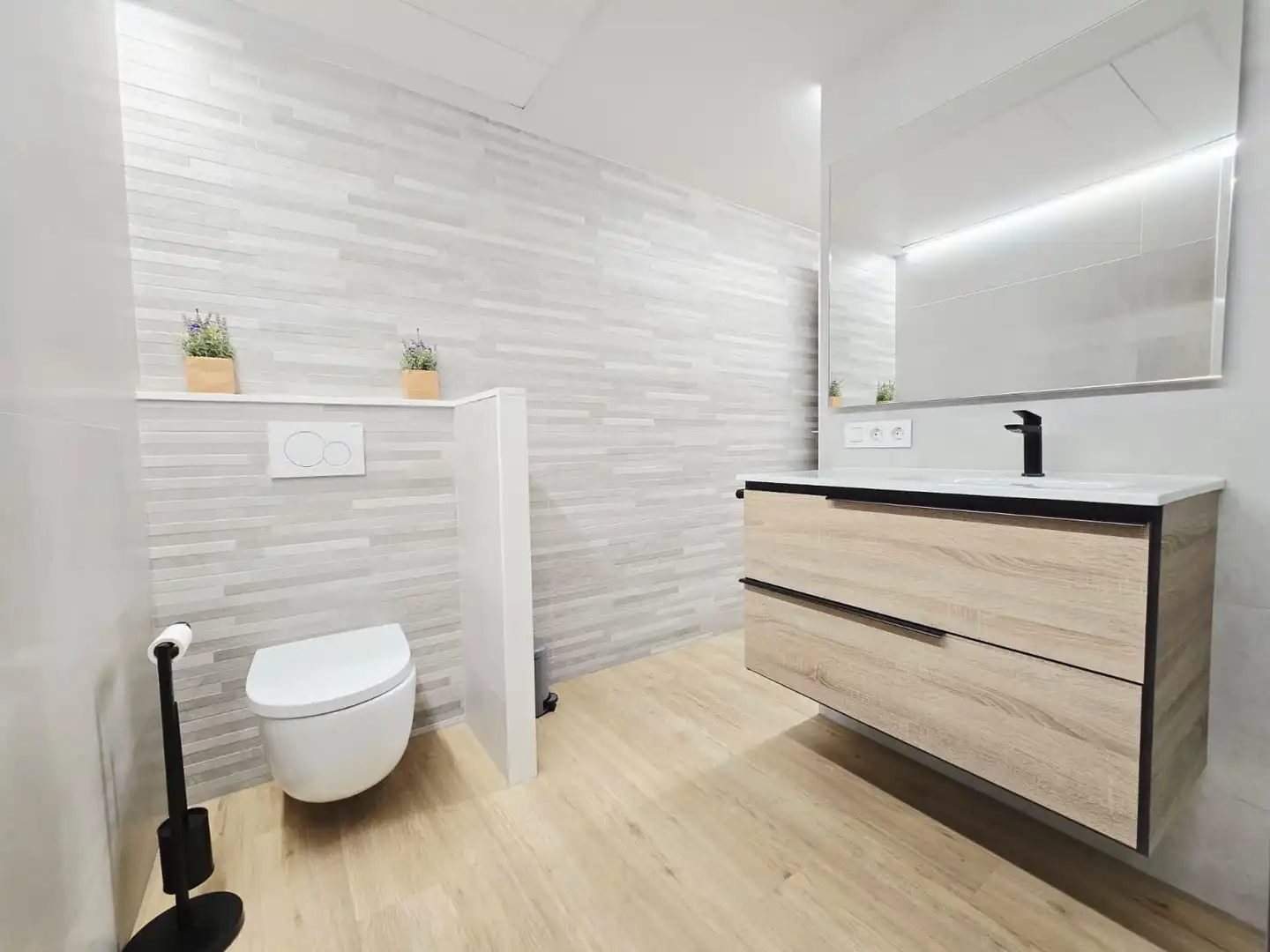 Bathroom of Flat for rent in Valencia  with Parquet flooring and Terrace