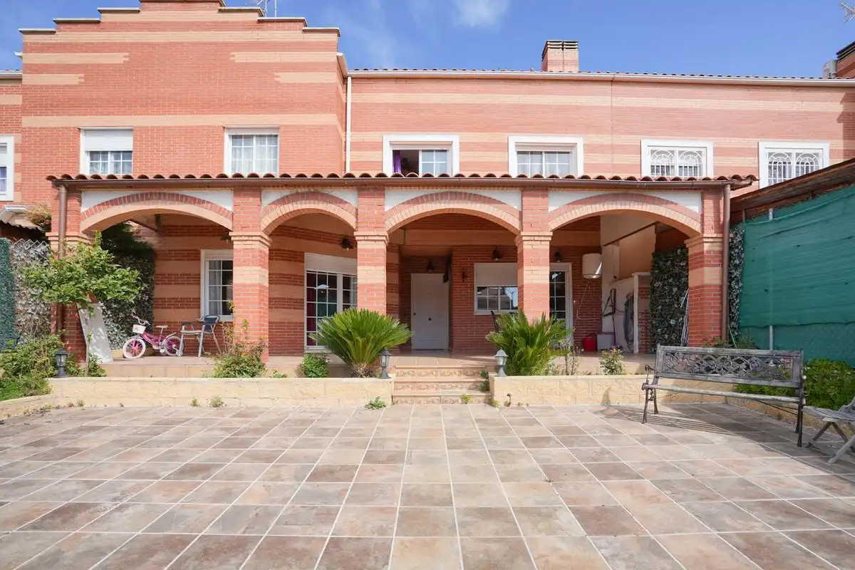 Vista exterior de Casa adosada en venda en Meco amb Aire condicionat, Calefacció i Jardí privat