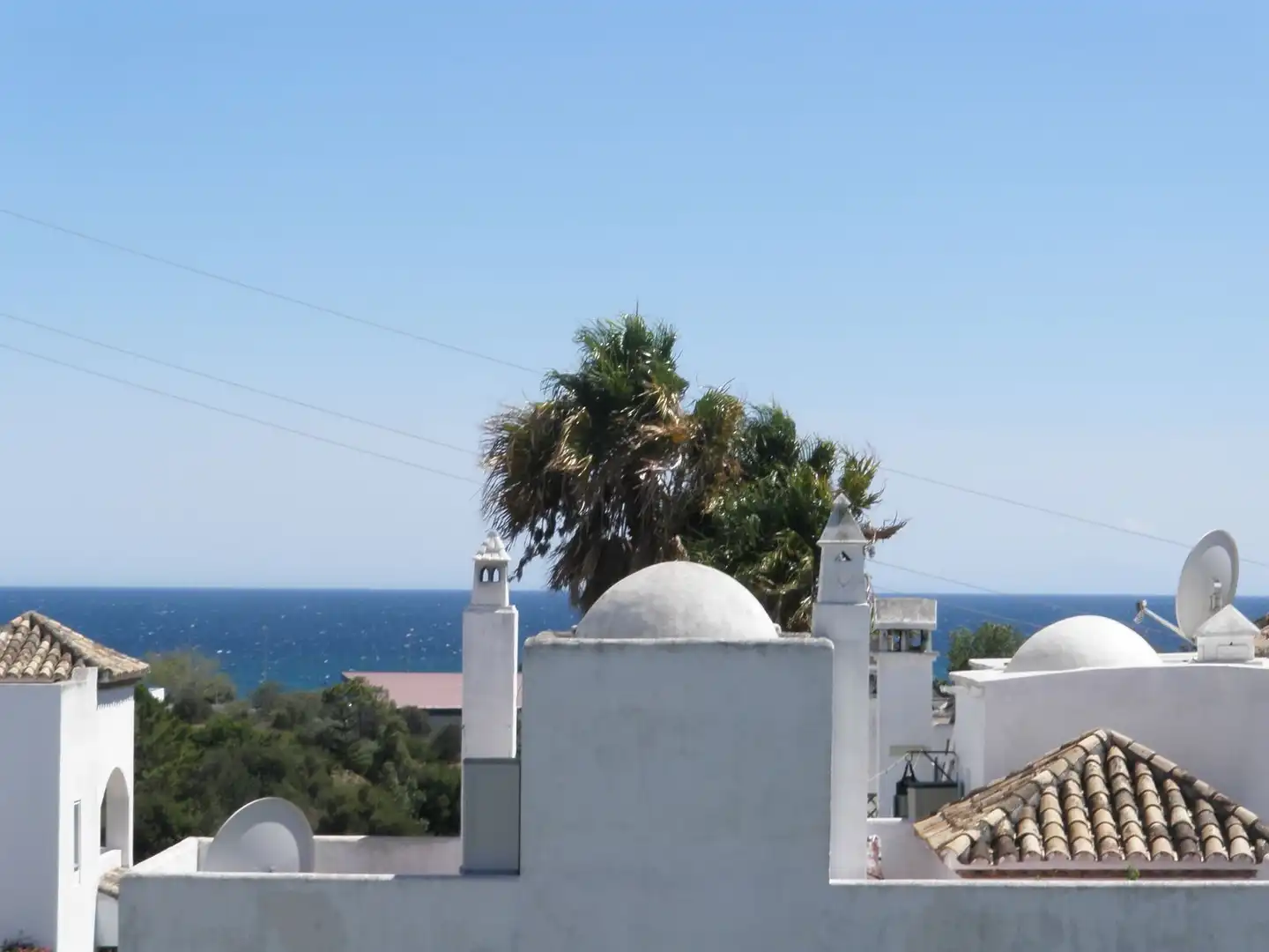 Vista exterior de Casa adosada en venda en Estepona amb Aire condicionat, Terrassa i TV
