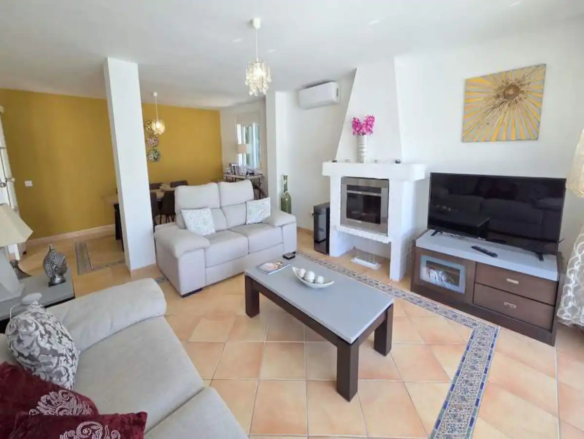 Sala d'estar de Casa o xalet en venda en Manilva amb Aire condicionat