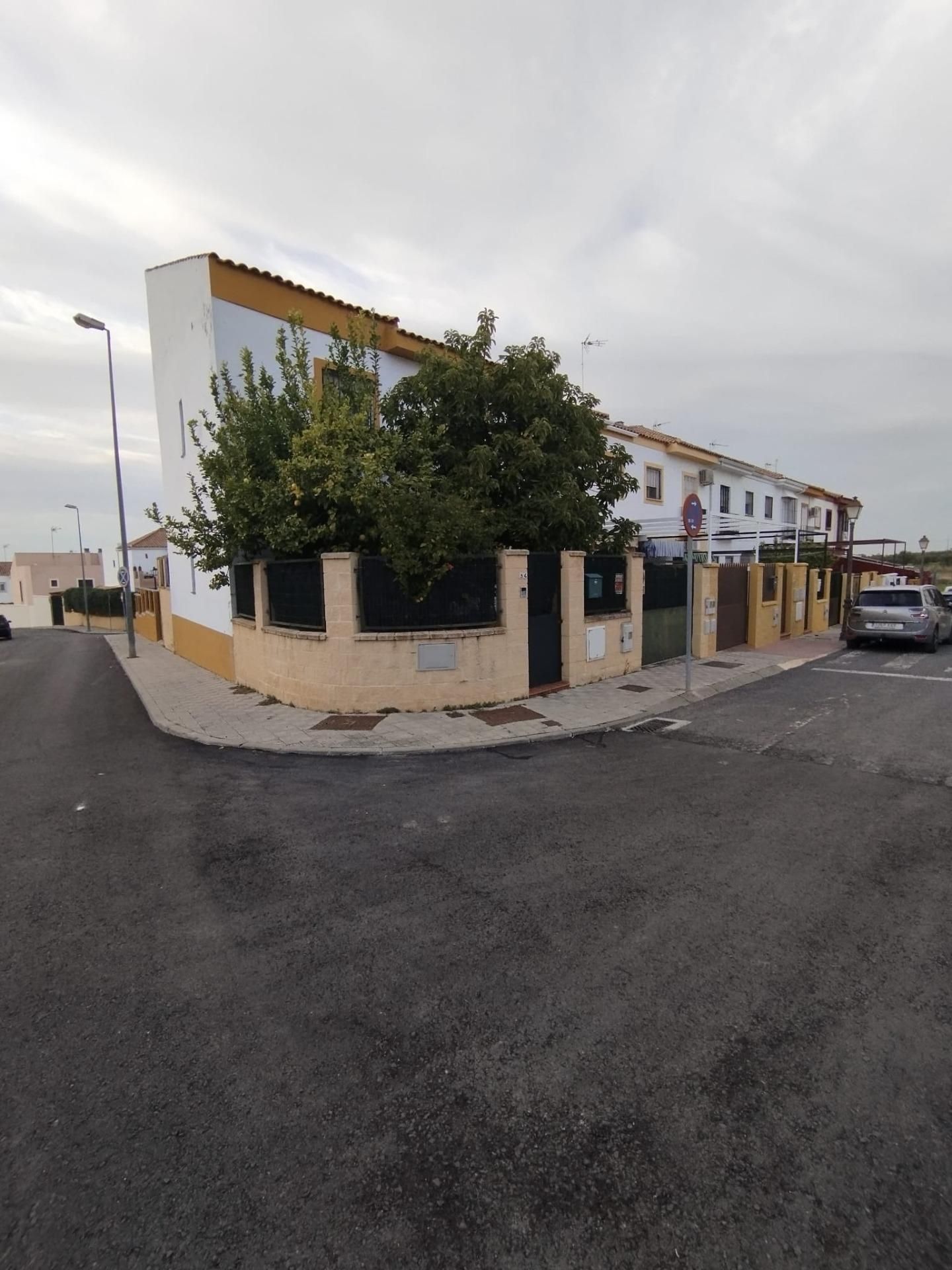 Vista exterior de Casa adosada en venta en Sanlúcar la Mayor con Aire acondicionado, Calefacción y Jardín privado
