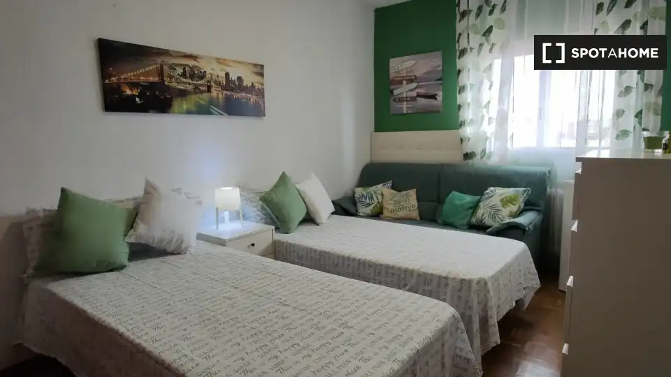 Habitación de Piso de alquiler en Alcalá de Henares con Aire acondicionado, Calefacción y Amueblado