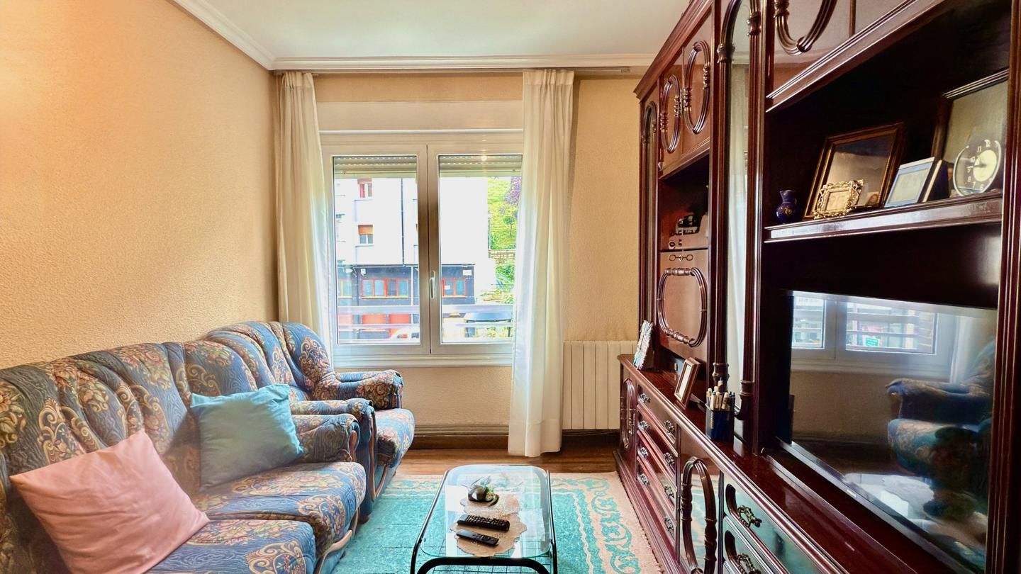 Sala d'estar de Pis en venda en Ermua