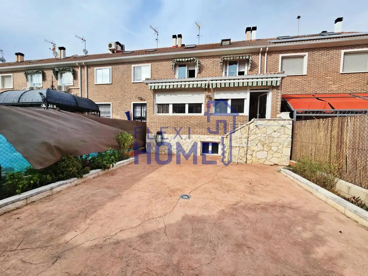 Vista exterior de Casa adosada en venda en Azuqueca de Henares amb Calefacció, Jardí privat i Terrassa