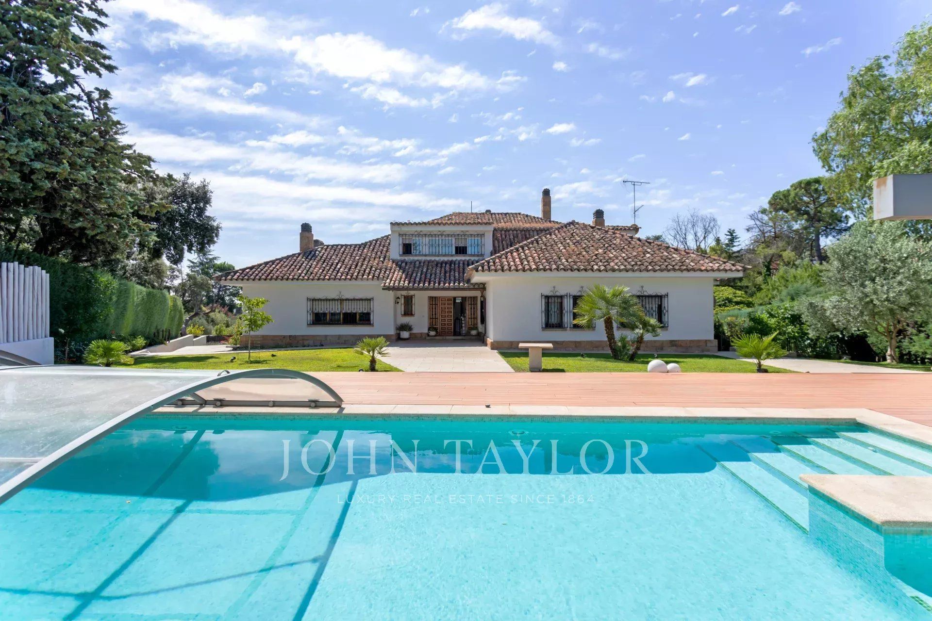 Exterior view of House or chalet for sale in La Moraleja  with Heating, Private garden and Swimming Pool