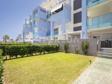 Erdgeschosswohnung mit Pool zum Verkauf in CARMEN SEVILLA DE (R)