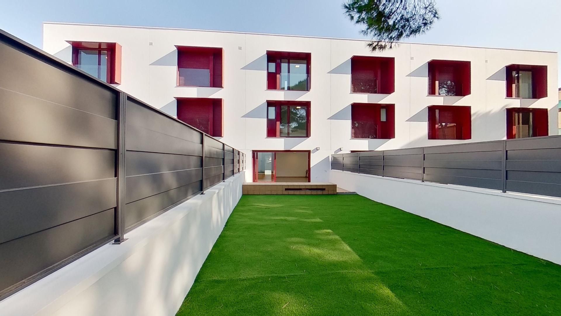 Vista exterior de Casa adosada en venda en Castelldefels amb Aire condicionat, Calefacció i Jardí privat