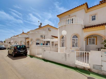 Vista exterior de Casa o xalet en venda en Torrevieja amb Aire condicionat, Terrassa i Balcó