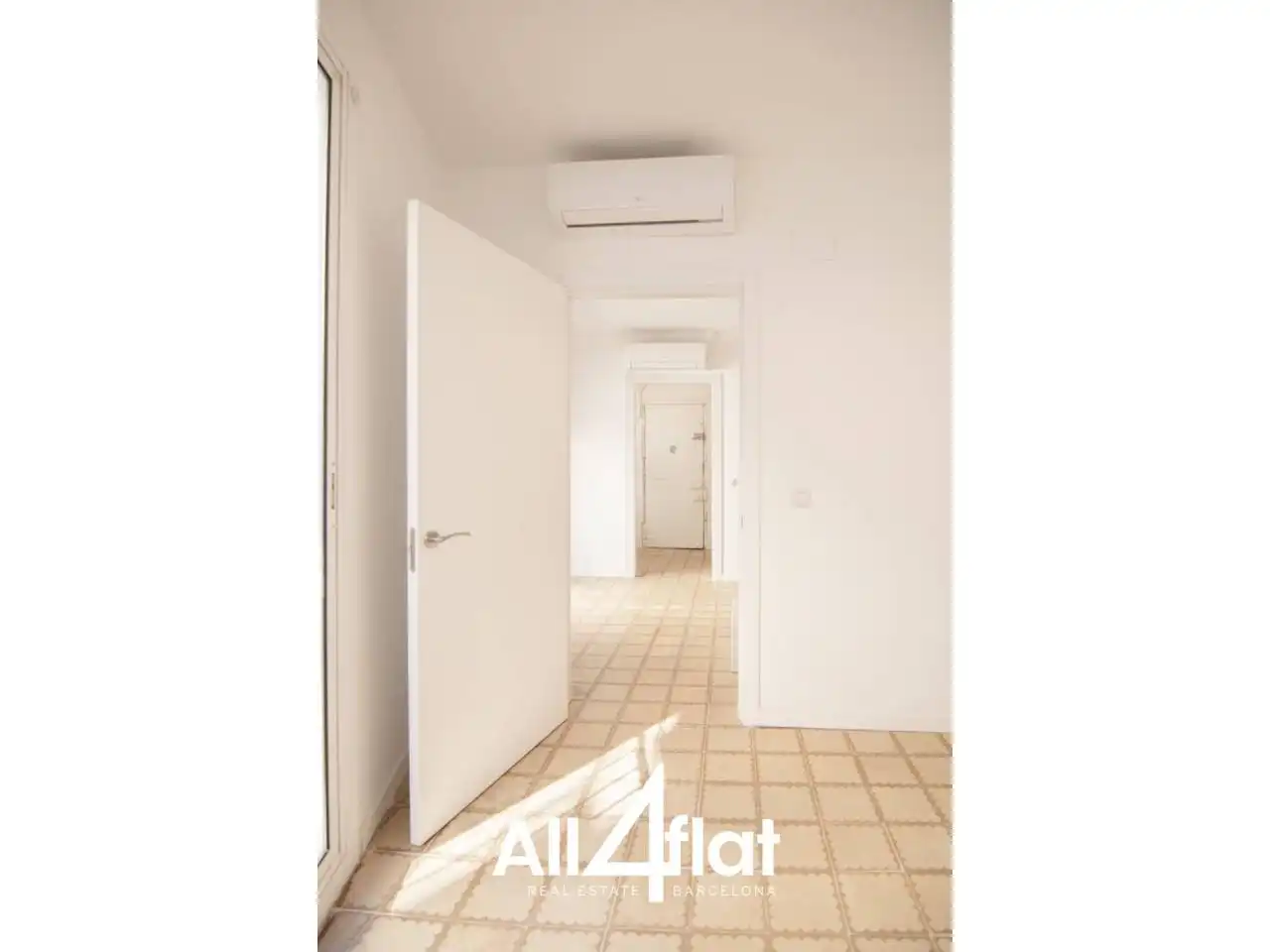 Flat for sale in Barcelona  with Air Conditioner
